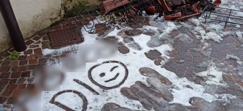 Vandali in azione fuori dalla chiesa: fioriere distrutte e bestemmia sulla neve